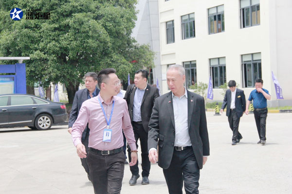 沐鸣2电器总经理钱松良先生(左)