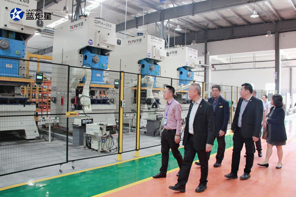 参观&ldquo;智能智造小镇&rdquo;