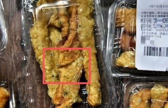 ▲ 外卖点到发霉油条，红框内霉菌明显