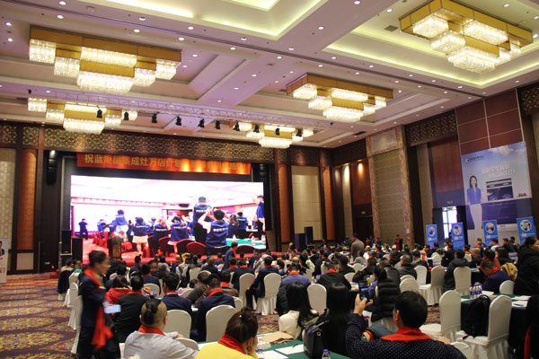 (贵宾们参观沐鸣2智能智造小镇)