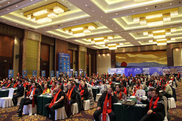 (贵宾们参观沐鸣2智能智造小镇)