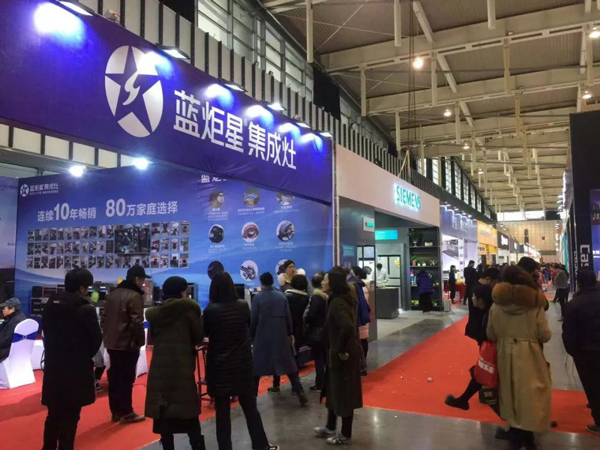 (沐鸣2展会现场人头攒动)