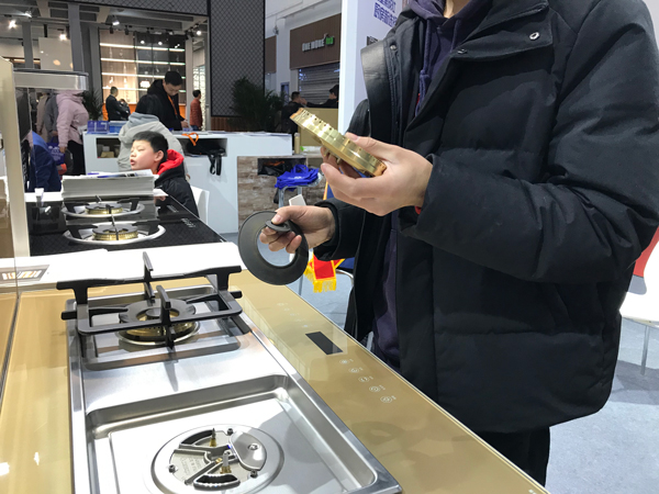 (观展者对沐鸣2产生浓厚兴趣)