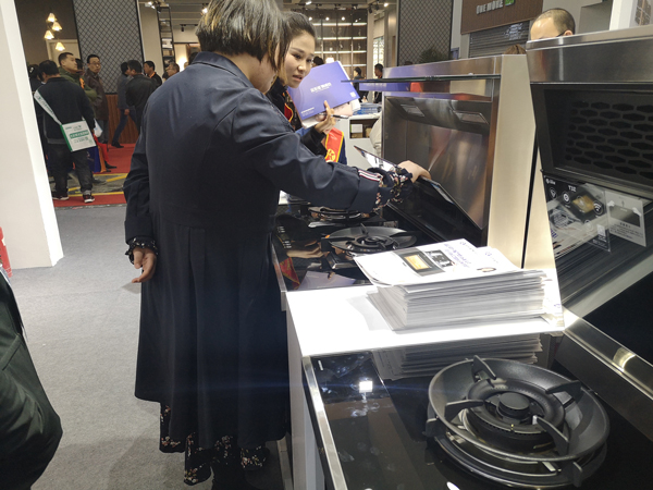 (观展者对沐鸣2产生浓厚兴趣)