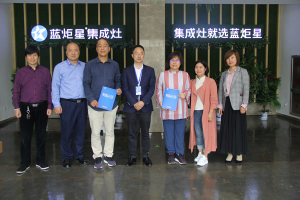 陈秋麟一行人与钱总合影