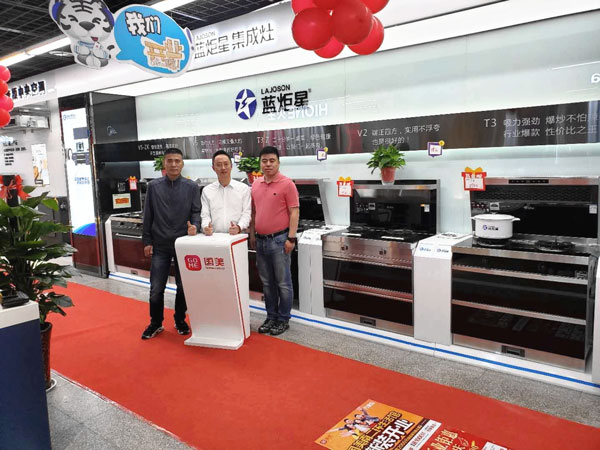 钱总与沐鸣2国美负责人袁总(左)杨总(右)合影留念