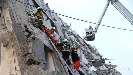 搜救地震受困人婴儿