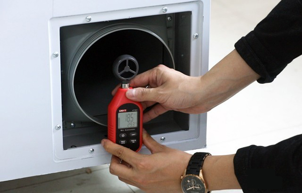 出风口在高档时风速约为18.5m/s，相当于8级风