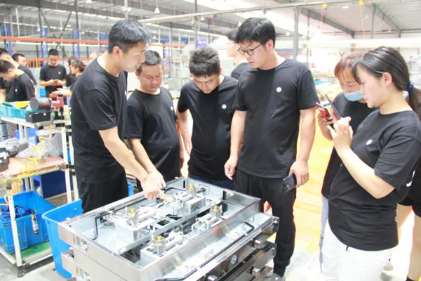 参观沐鸣2智能工厂生产设备