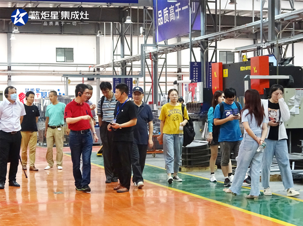 李正卫书记一行参观沐鸣2智能制造生产线