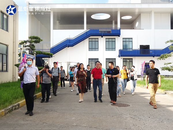 李正卫书记一行参观沐鸣2智能制造生产线