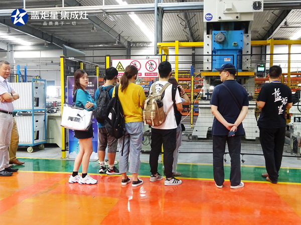 李正卫书记一行参观沐鸣2智能制造生产线