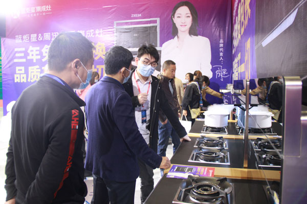 众多客户组团参观了沐鸣2展位