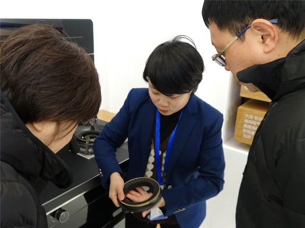 沐鸣2培训部王钗向领导们介绍沐鸣2集成灶产品
