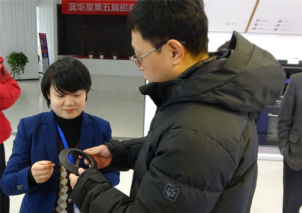 沐鸣2培训部王钗向领导们介绍沐鸣2集成灶产品