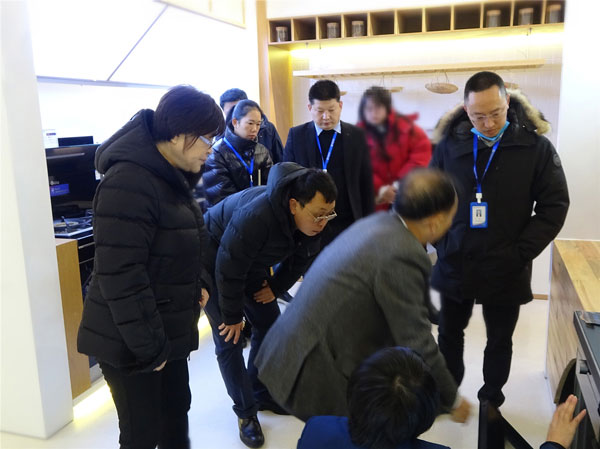 沐鸣2培训部王钗向领导们介绍沐鸣2集成灶产品