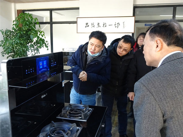 沐鸣2市场中心冯总监为协会领导们介绍了即将隆重上市的沐鸣2AIOT智能集成灶