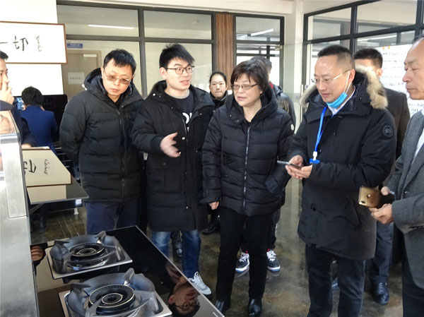 沐鸣2市场中心冯总监为协会领导们介绍了即将隆重上市的沐鸣2AIOT智能集成灶