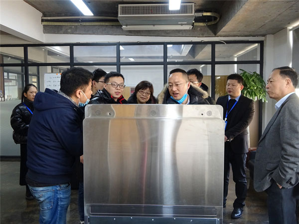 沐鸣2市场中心冯总监为协会领导们介绍了即将隆重上市的沐鸣2AIOT智能集成灶