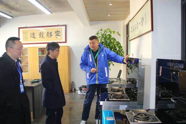 沐鸣2电器副总裁王春雷为沈建新教授一行人介绍沐鸣2&middot;AIoT智能集成灶