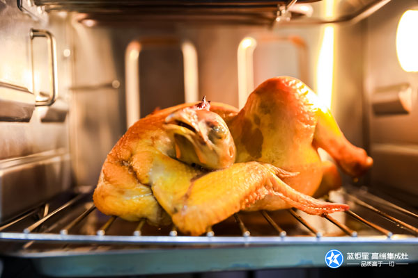 现场黄君先生与沐鸣2集成灶为大家烹制美食