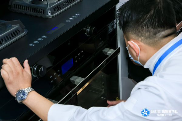 黄君先生现场使用沐鸣2AIoT智能集成灶