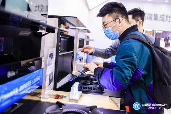 参战人员试用沐鸣2AIoT高端集成灶