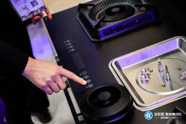 参战人员试用沐鸣2AIoT高端集成灶