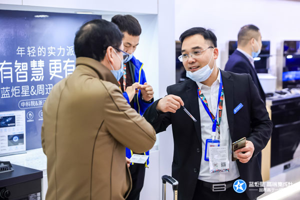 沐鸣2集成灶工作人员讲解沐鸣2AIoT高端集成灶