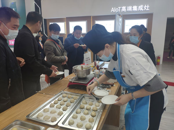 展会现场沐鸣2为参展者准备到访小礼品