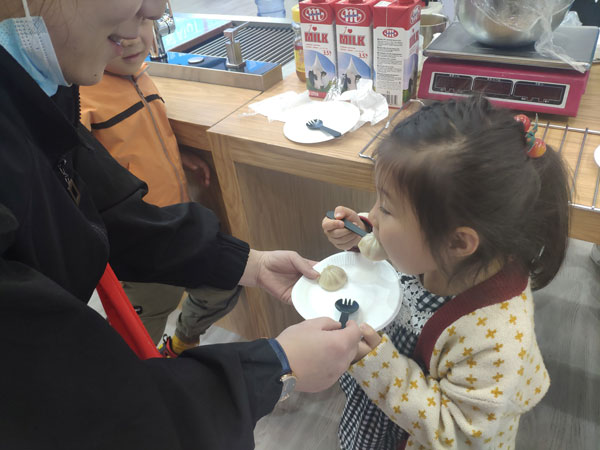 展会现场沐鸣2为参展者准备到访小礼品