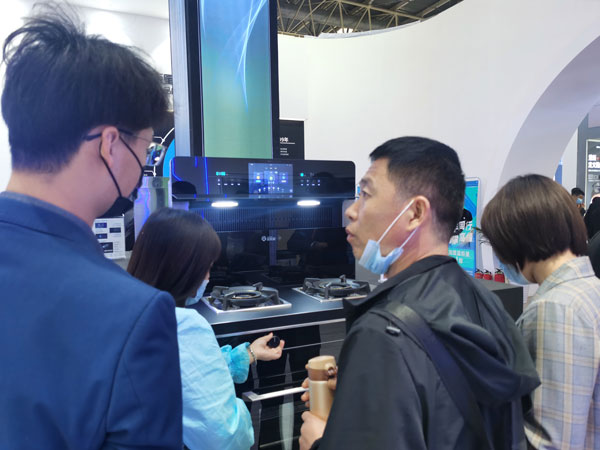 参战人员参观沐鸣2展厅