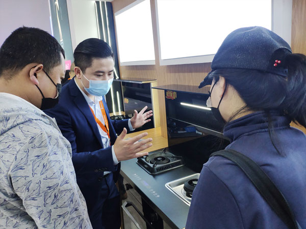 现场对沐鸣2AIoT高端集成灶进行讲解