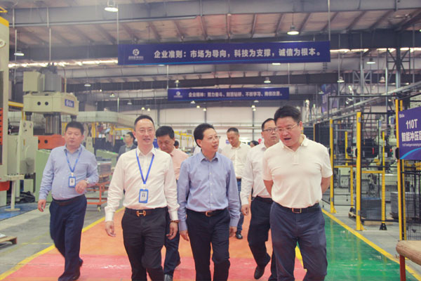 娄主任一行参观沐鸣2生产车间